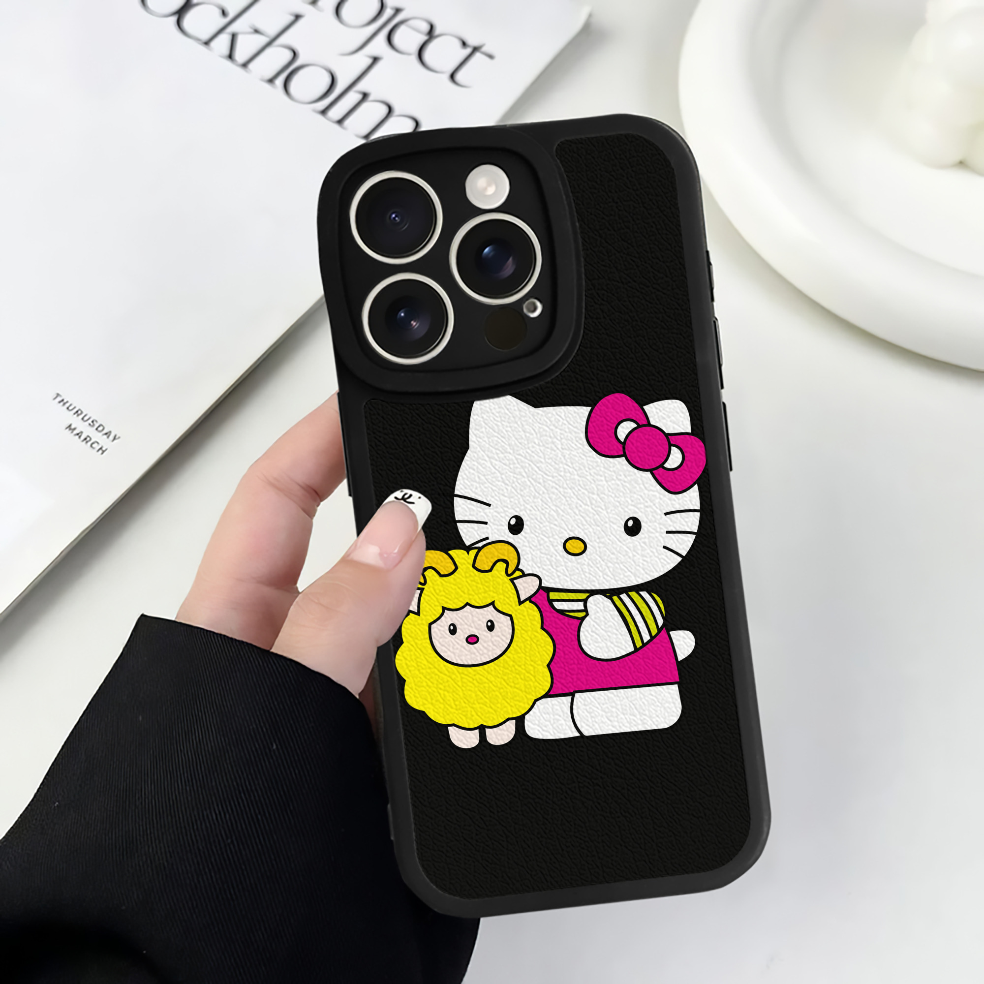 （画像用） Hello Kitty ハローキティ 【iPhone 16シリーズ対応】シリコンスマホケース（レザー調） 材質：シリコン
